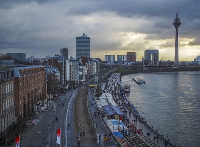 Blick auf die Düsseldorfer Rheinuferpromenade